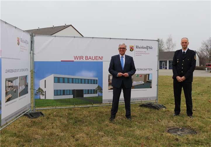 Innenminister Roger Lewentz und der stellvertretende Schulleiter, Oberbrandrat Thomas Kreuz, mit den Planungen zum Erweiterungsbau an der LFKA.Quelle: MdI RLP
