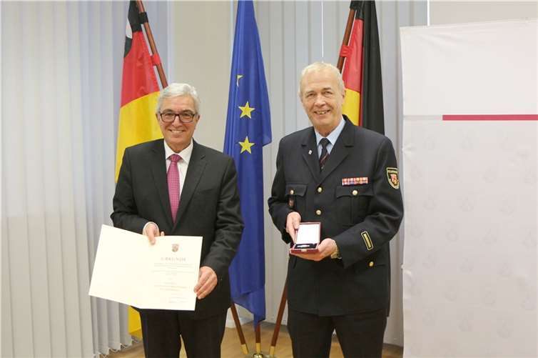 Innenminister Roger Lewentz verleiht Brand- und Katastrophenschutzinspekteur a.D. Axel Simonis das Goldene Feuerwehr-Ehrenzeichen als Steckkreuz. Quelle: MdI RLP