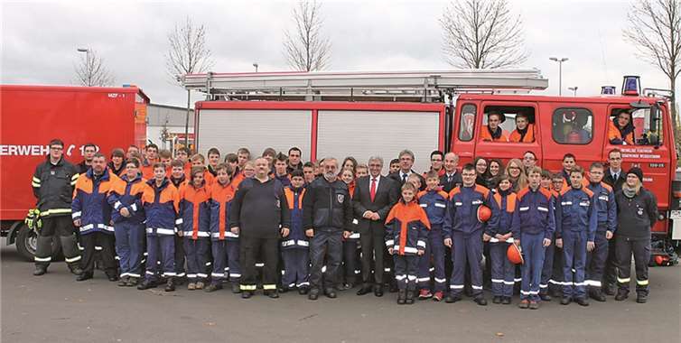 Innenminister Roger Lewentz zeichnete in Ochtendung den Feuerwehrnachwuchs aus dem Landkreis Mayen-Koblenz mit der „Jugendflamme“ aus. privat