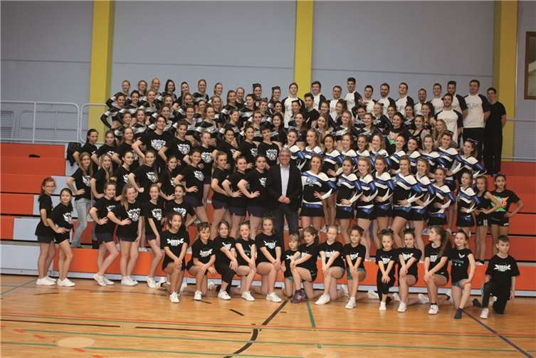 Innenminister des Landes Rheinland-Pfalz mit den Teams der Cheerforce Koblenz. privat