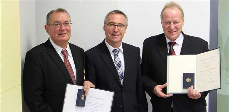 Innenstaatssekretär Günter Kern mit den Geehrten Dirk Janotta und Eugen Ackermann. privat