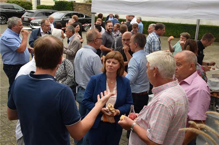 Innenstaatssekretärin Nicole Steingaß im Gespräch mit Handwrkern.