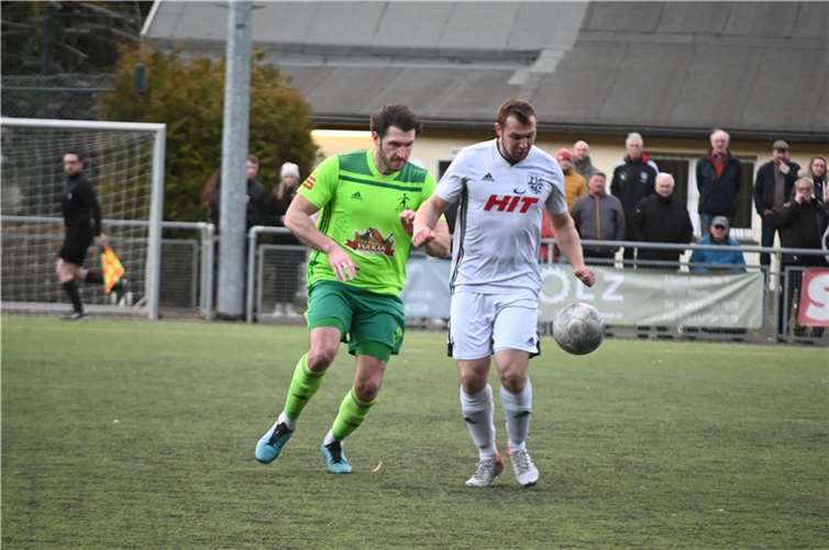 Innenverteidiger Pascal Zimmer (links, hier im Zweikampf mit Niklas Weis) erhielt von Spielertrainer Kodai Stalph ein Sonderlob.