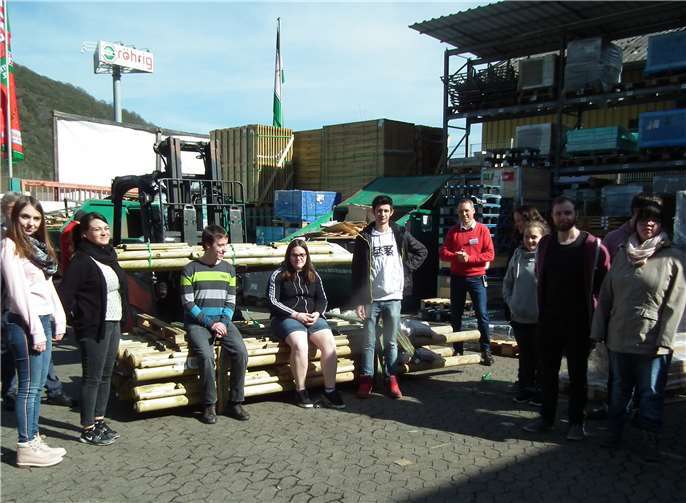 Innerhalb der Projektwoche informierten sich die Schüler der Astrid-Lindgren-Schule aus Dohr auch über den röhrig-Erlebnismarkt und erhielten interessante Einblicke hinter den Kulissen, wie hier in der Warenannahme vom röhrig-hagebaumarkt. Foto: Röhrig