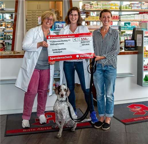 Innerhalb der diesjährigen Hunde-Aktionswoche der Center-Apotheke in Zusammenarbeit mit Tierisch Gut Tiernahrung und Hundesalon konnten alle interessierten Kunden, mit oder ohne Hund, eine Spende für rumänische Straßenhunde in der Apotheke abgeben.Foto: privat