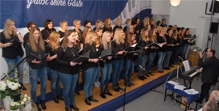 Innerhalb kürzester Zeit hatte sich der Oberradener Frauenprojektchor auf das Konzert vorbereitet. Engelsgleich brachte die Formation „Wunder gescheh’n“ von Nena und „All of me“ von John Legend zu Gehör. KER