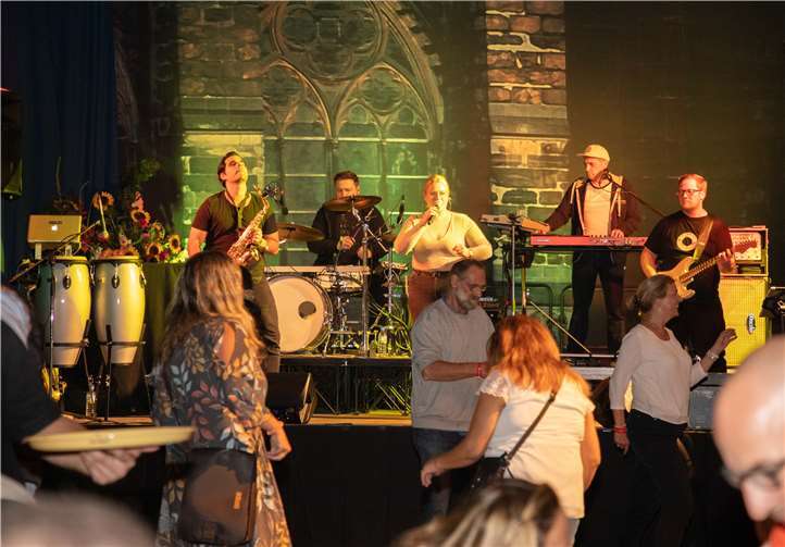 Innerhalb von Minuten füllte sich die Tanzfläche bei der Band „Lecker Nudelsalat“.