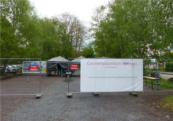 Innerhalb von einem Tag wurde auf dem Parkplatz am Zoo ein Bereich abgetrennt und ein Testzentrum aufgebaut.