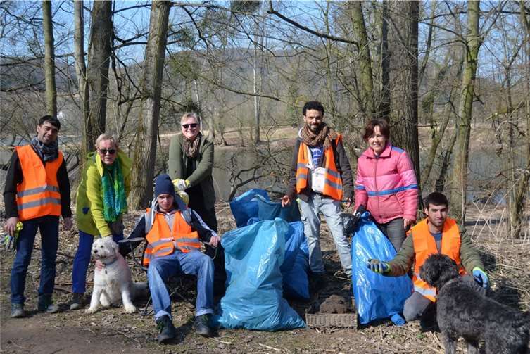 Innerhalb von zwei Stunden füllten die Freiwilligen 15 Säcke mit Müll. Tierschutz Siebengebirge / Antje Firmenich