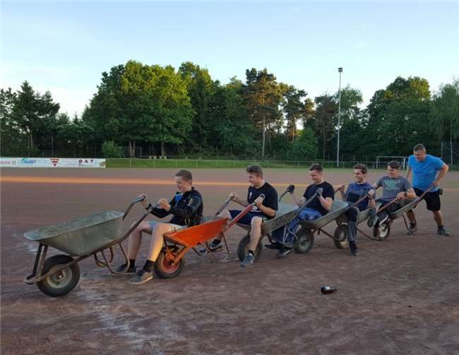 Innerhalb von zwei Wochen erstrahlte der Sportplatz in neuem Glanz.