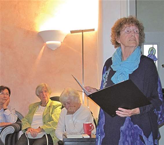 „Innerordentliche“ Lesung mit Ursula Contzen, nicht draußen im Bildergarten, sondern aufgrund des Regens drinnen. Gemeinde Wachtberg/ms