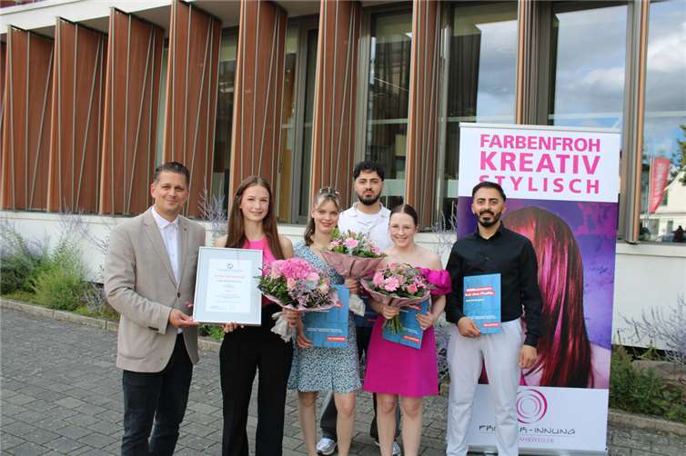 Innungsobermeister Daniel Röber (links) übergab den fünf neuen Gesellinnen und Gesellen nach erfolgreicher Ausbildung ihre Abschlusszeugnisse im Friseur-Handwerk.  Fotos: DU