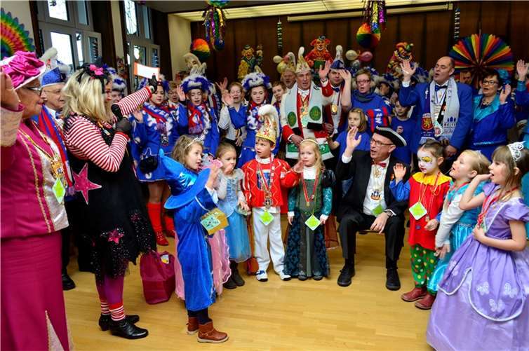 Ins Gefolge des Kinderprinzenpaars Ben und Romi begab sich Stadtbürgermeister Michael Kessler beim närrischen Empfang im Rathaus. HEP