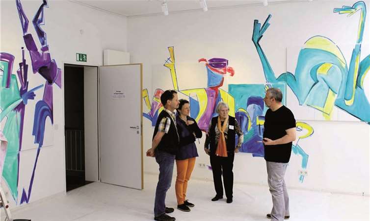 Ins Gespräch mit dem Künstler Klaus Hopf kamen die Besucher des Willy-Brandt-Forums am Internationalen Museumstag. DL