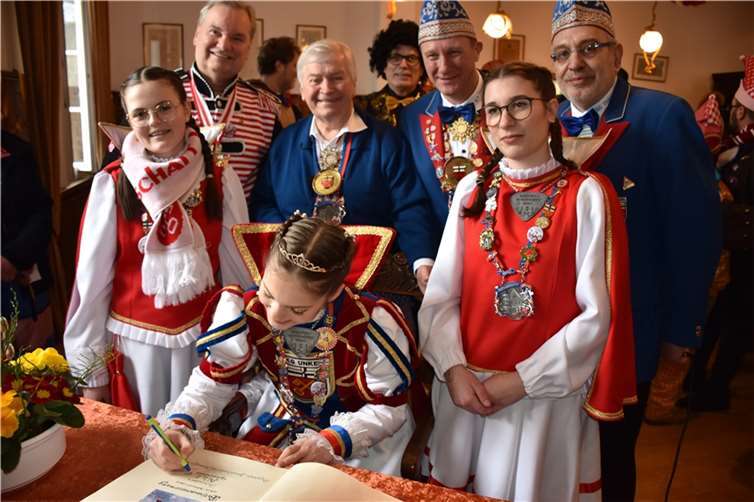 Ins Goldene Buch der Stadt Unkel durftensich Prinzessin Nele und ihre Paginnen Hanna und Jana eintragen.