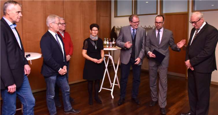 Ins Vallendarer Rathaus kam Staatssekretär Clemens Hoch (zweiter von rechts) zur Übergabe des Förderbescheids.
