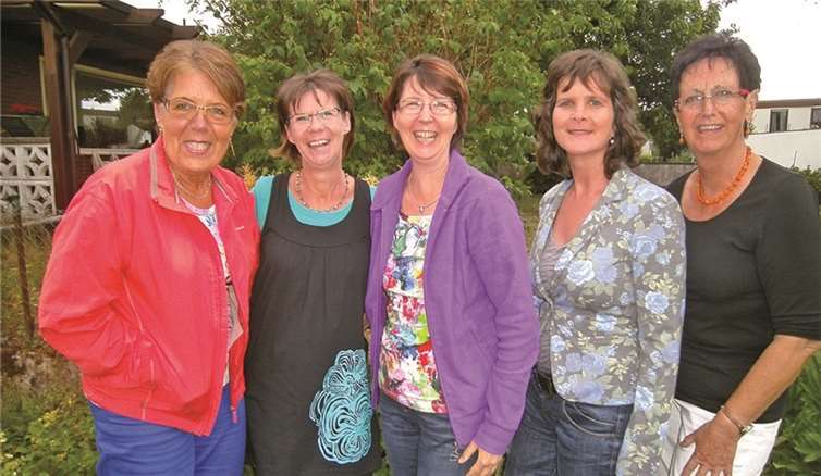 Ins neue Leitungsteam wurden, Hanne Molderings, Sabine Stopperich, Rosi Otten, Annette Schulze Pröbsting und Emina Scholten (von links nach rechts) gewählt.privat