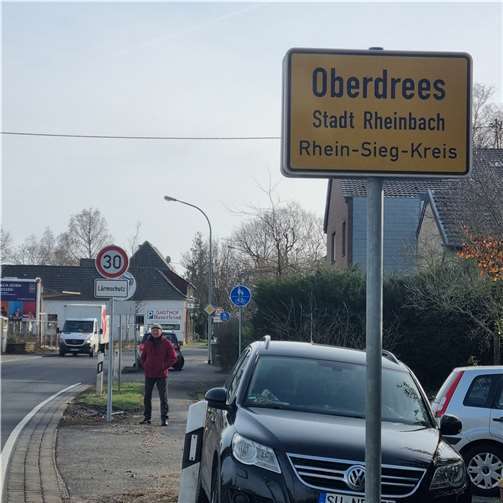 Insbesondere am Ortseingang aus Richtung Essig bzw. Euskirchen war das erste Tempo 30 Schild in der langgezogenen Rechtskurve vor dem Landgraben für die KFZ-Fahrer und Fahrerinnen schwer zu erkennen. Foto: privat