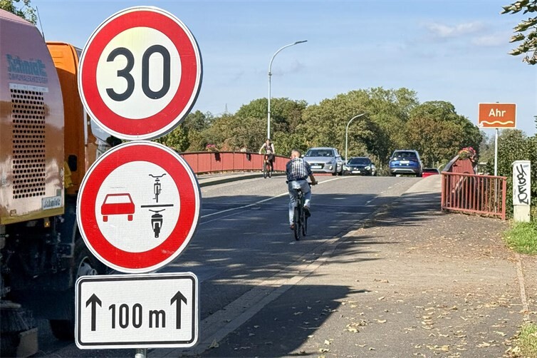 Insbesondere bei Busse, LKW oder landwirtschaftlichen Fahrzeugen kam es bisher bei Überholvorgängen auf der engen Ahrbrücke zu brenzligen Situationen für die Radfahrer