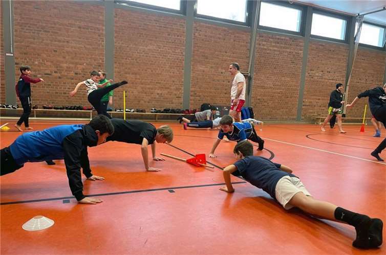 Insbesondere das strukturierte Muay Thai-Training bietet Kindern viel körperliche Aktivität und Bewegung, was sich auch höchst positiv auf die Konzentrationsfähigkeit in der Schule auswirkt.