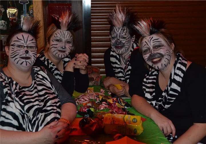 Insbesondere die Damen hatte viel Fantasie bei der Kostümwahl gezeigt.