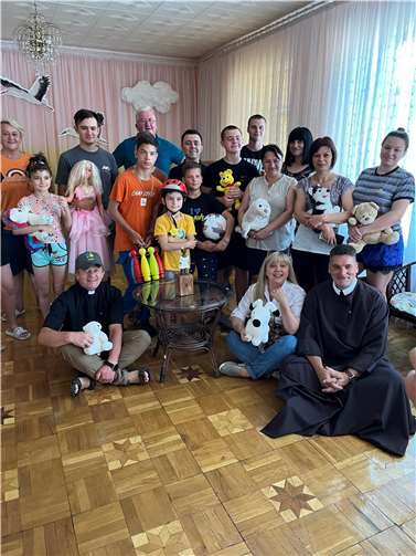 Insbesondere die Kleinsten profitierten diesmal vom sechsten Hilfstransport der Franziskanerbrüder vom Heiligen Kreuz, der von Bruder Johannes Maria Krüger (rechts unten) koordiniert wurde. Foto: Franziskanerbrüder vom Heiligen Kreuz