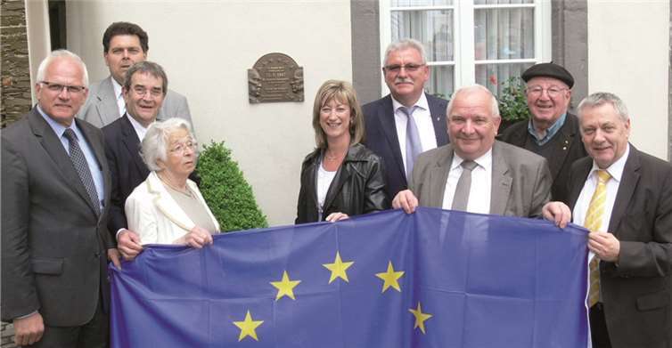 Inschrift und Personen weisen auf den Moselort Beilstein als „Wiege für ein vereintes Europa“ hin. -TE-