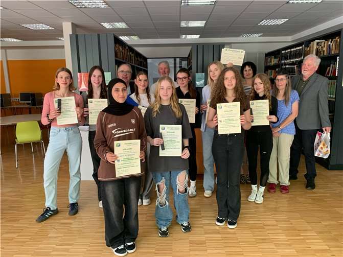 Insgesamt 10 Schülerinnen des Megina Gymnasium in Mayen haben erfolgreich beim Europäischen Schulwettbewerb teilgenommen.  Foto: Gottwald