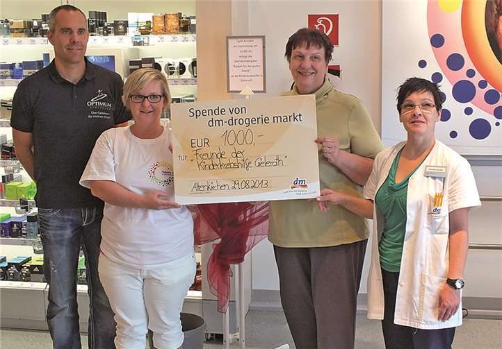Insgesamt 1.000 Euro erradelten dm-Kunden in Hachenburg, Altenkirchen, Betzdorf, Dierdorf und Wissen für die „Freunde der Kinderkrebshilfe Gieleroth“. V.li. Christian Betzle (vom Sportclub Optimum), Christine Neumann (Filialleiterin der Filiale in Dierdorf), Jutta Fischer (Vorsitzende des Vereins „Freunde der Kinderkrebshilfe Gieleroth“ und Elisabeth Bördgen (Filialleiterin der Filiale in Altenkirchen).privat