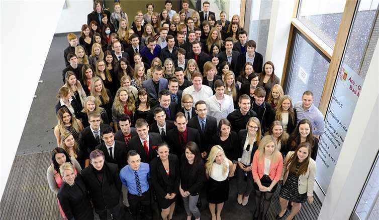 Insgesamt 108 Schüler nahmen am Are-Gymnasium ihre Abiturzeugnisse entgegen. FIX