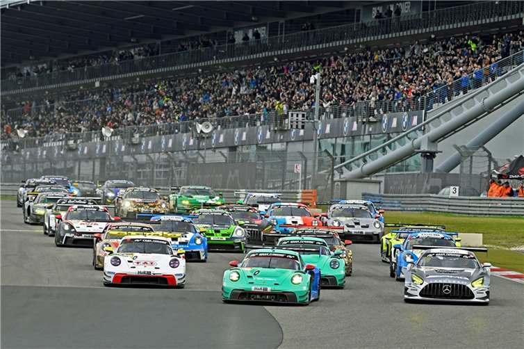 Insgesamt 109 Boliden nahmen 3 Wochen nach dem 24h-Rennen beim 5. NLS-Lauf die 4h-Hatz durch die Grüne Hölle auf. Fotos: BURG