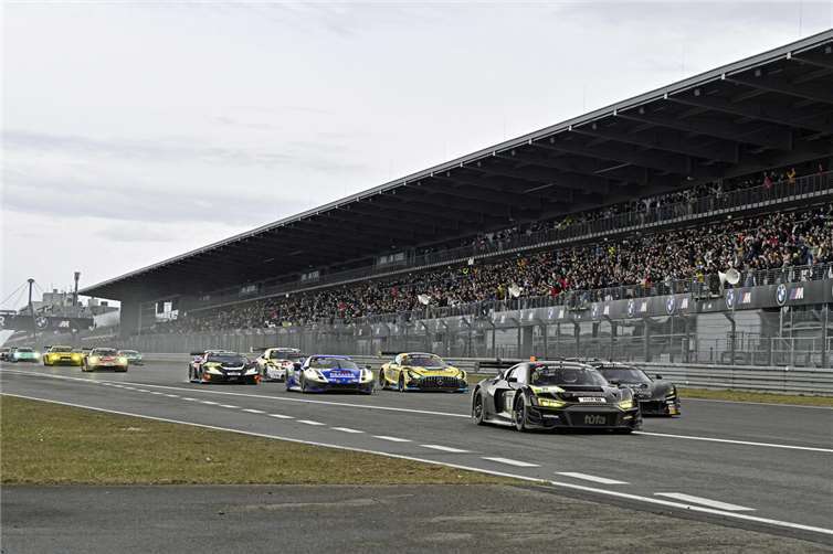 Insgesamt 116 Fahrzeuge starteten vor gut besuchten Zuschauerrängen in die neue NLS-Saison. Fotos: BURG