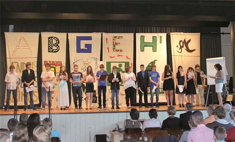 Insgesamt 128 Abschussschülerinnen und –schüler hielten am Ende der Veranstaltung ihr Entlasszeugnis in den Händen. privat