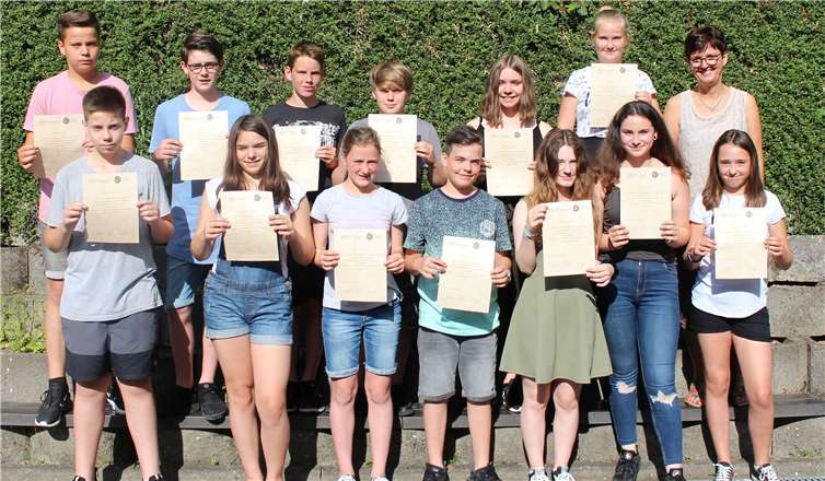Insgesamt 13 Schüler der siebten Klassen habe ihre Ausbildung zu Streitschlichtern unter Leitung von Stephanie Beeck erfolgreich abgeschlossen und konnten stolz ihre Urkunden präsentieren. Foto: privat
