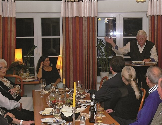 Insgesamt 13 Vortragende, hier Geschichtenerzähler Heinrich Siewers, konnte Gastgeberin Gilbaya nebst zahlreichen Zuhörern begrüßen.