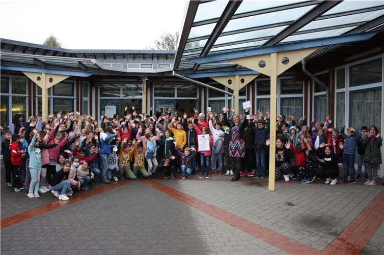 Insgesamt 1.300 Euro sammelten die SchülerInnen der Theodor-Heuss-Grundschule. Quellen: VG Wirges