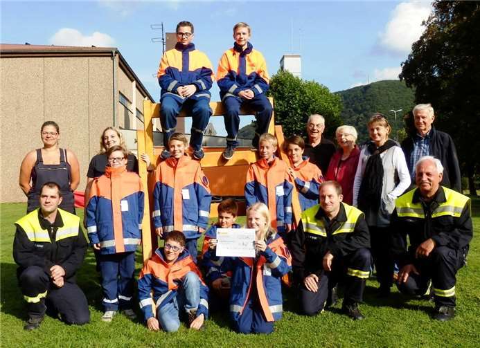 Insgesamt 1.300 Euro spendete die Bürgerstiftung Bad Ems für die Jugendfeuerwehr. privat
