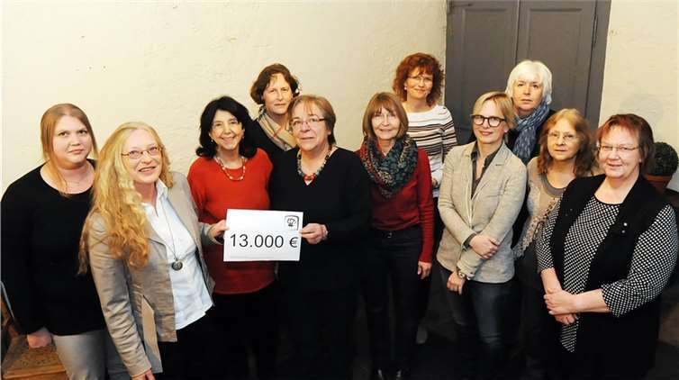Insgesamt 13.000 Euro kamen bei verschiedenen Aktivitäten des Fördervereins im vergangenen Jahr zusammen, die Vereinsvorsitzende Elisabeth Groß (5. v. l.) jetzt in Westum an die Vertreterinnen des Trägervereins übergeben konnte. RÜ