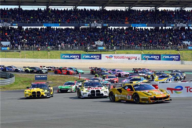 Insgesamt 134 Fahrzeuge starteten vor einer beeindruckenden Zuschauerkulisse in die 24h Hatz durch die Grüne Hölle, am Ende überquerten 93 Fahrzeugen die Ziellinie.  Fotos: PEBU