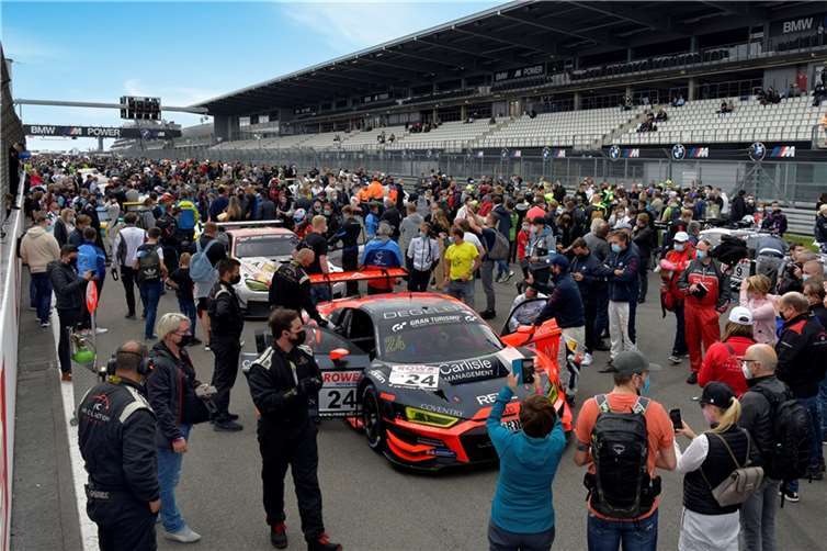 Insgesamt 135 Fahrzeuge starteten beim Saisonhighlight der NLS, zudem auch erstmals nach Beginn der Corona-Pandemie wieder 500 Zuschauer die Startaufstellung besuchen konnten.Foto: BURG