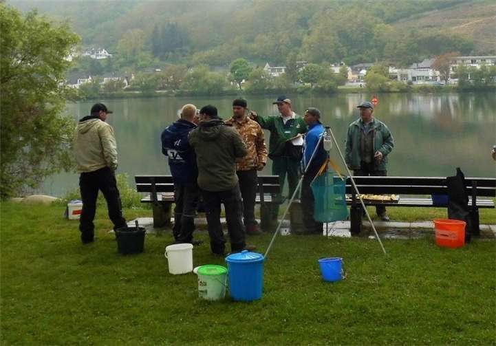 Insgesamt 14 Angler waren beim ersten Angeln in diesem Jahr am Moselabschnitt unterhalb der Gülser-Brücke mit von der Partie.  Privat