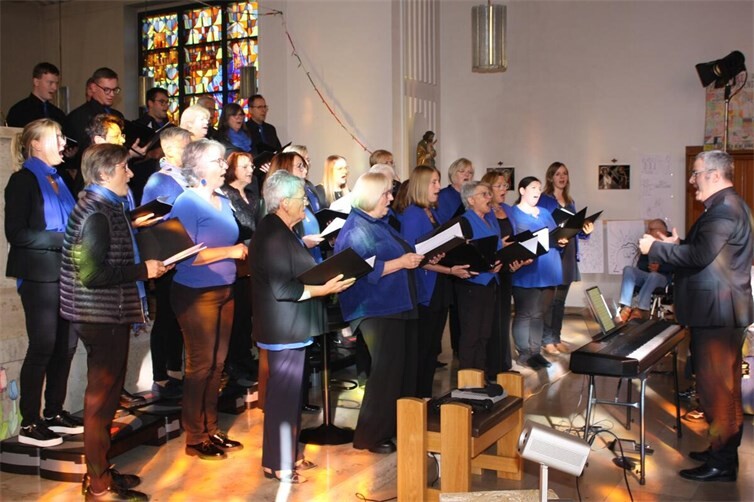 Insgesamt 14 berühmte Titel zählte die exzellente Performance der versierten Sängerinnen und Sänger.