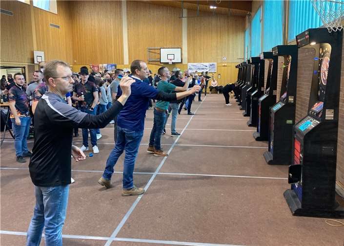 Insgesamt 142 weibliche und männliche Darts-Freunde nahmen am Wettbewerb in Dohr teil. Fotos: TE