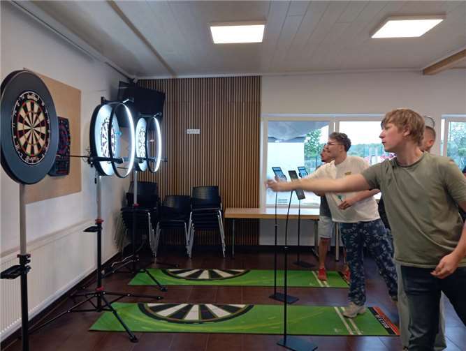 Insgesamt 15 Dartsbegeisterte fanden sich im Sportpark ein, um gemeinsam auf Punktejagd zu gehen. Foto: SV Kripp