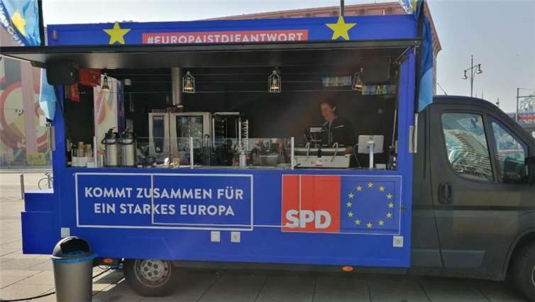 Insgesamt 15 Infotrucks sind derzeit in Deutschland unterwegs und zeigen an über 1.000 Stationen Flagge für Europa. Foto: SPD Wetterau