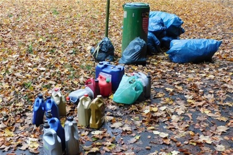 Insgesamt 15 Kanister wurden entdeckt. Foto: Polizei