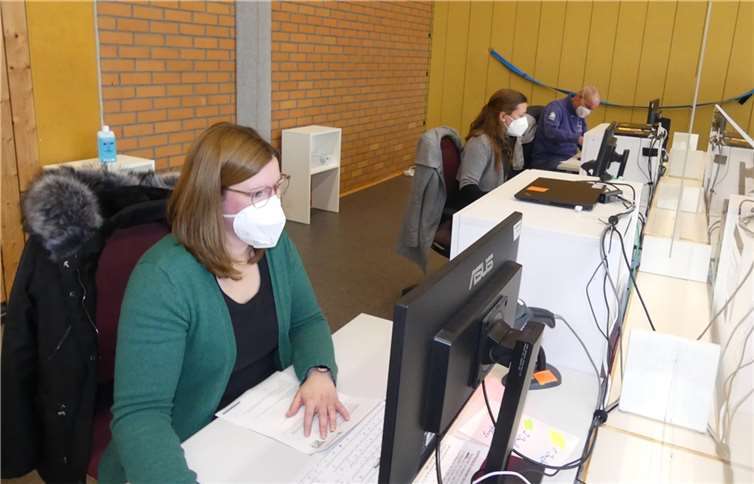 Insgesamt 15 geschulte Mitarbeiter, inklusive medizinischem Fachpersonal, verrichten hier an einem Impftag ihren Dienst.