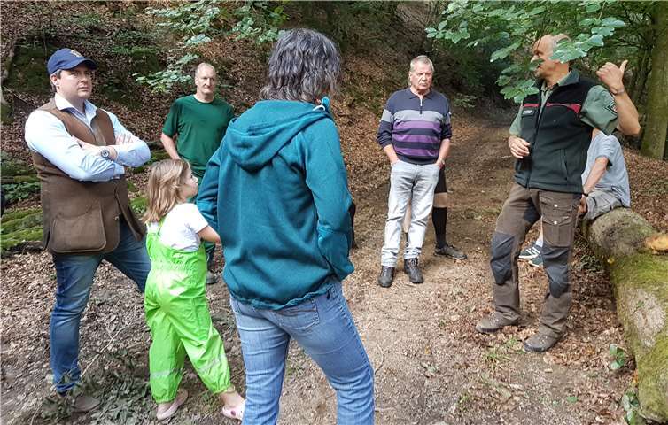 Insgesamt 15 interessierte Bürgerinnen und Bürger waren beim Waldbegang in Fuchshofen dabei. Fotos: privat