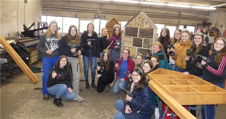 Insgesamt 18 Weinmajestäten aus dem Ferienland Cochem unterstützen die heimische Natur mit dem Bau von 12 Insektenhotels.  Fotos: TE