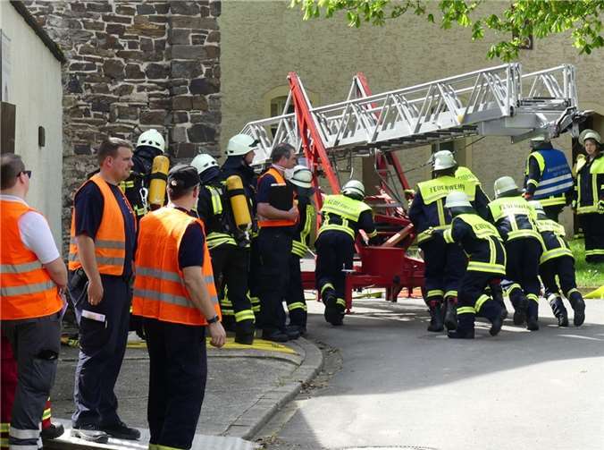 Katastrophenschutzübung beim Kloster Engelport Insgesamt 180 Einsatzkräfte aus Cochem-Zell und Mayen-Koblenz probten bei der Katastrophenschutzübung den Ernstfall. Foto: te